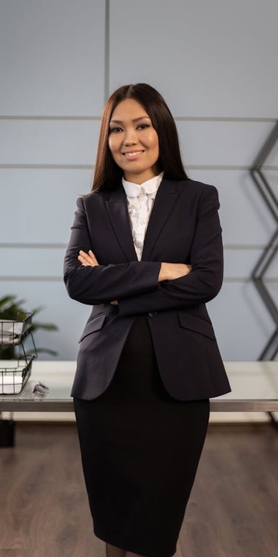 mujer cruzada de manos
